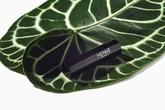 Bálsamo labial Henne Organics V2 certificado orgánico y libre de crueldad.
