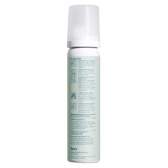 Hers aplica espuma minoxidil con la mano para uso diario.