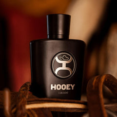 HOOEY Colonia con cuero y sándalo, aroma cálido para momentos de confianza.