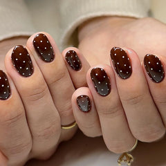 Uñas HOSAILY pegables marrón oscuro con puntos blancos para uso diario.