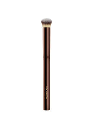 Brocha Hourglass Vanish para acabado impecable al aplicar corrector líquido