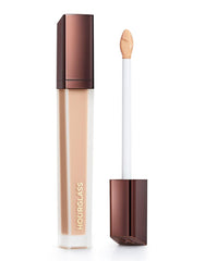 Hourglass Vanish – application fluide pour uniformiser le teint.