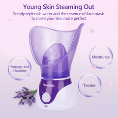Persona usando vaporizador facial para hidratar y abrir poros suavemente.