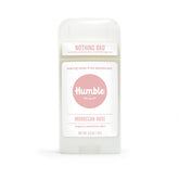 Desodorante Humble Brands sin aluminio en acción, control de olor diario.