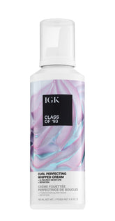 IGK Class of ’93 – bouteille crème-coiffante montrant des boucles définies et douces.