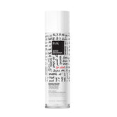 IGK Good Behavior Smoothing Spray en bote en uso, ofrece control del frizz para un peinado suave.