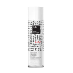IGK Good Behavior Smoothing Spray en bote en uso, ofrece control del frizz para un peinado suave.