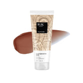 IGK Toner Gloss y Máscara Deposito de Color en arena claro, botella para un color suave y duradero.