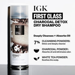 IGK First Class spray en mano: aplicación rápida para cabello con grasa.