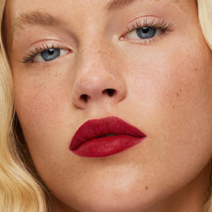 ILIA: Activos marinos que mantienen la hidratación y definen los labios.