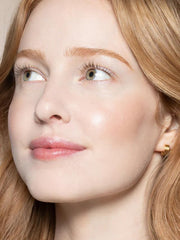 Aplicación con dedo para un acabado natural en la piel