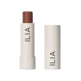 ILIA Balmy Tint Hydratant sur les lèvres, application légère et hydratante.
