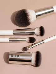 Mango de madera FSC de ILIA Complexion brinda agarre cómodo.