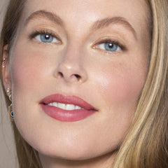 ILIA Crayon Gel Yeux — échantillon sur peau montrant texture riche et pigmentation intense.