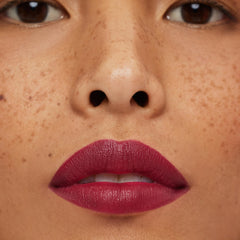 ILIA Lip Sketch contient des actifs hydratants renforçant la barrière des lèvres.