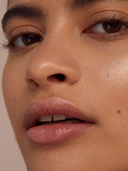 ILIA mascarilla nocturna para labios, exfoliación suave para una superficie lisa.