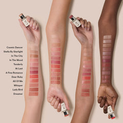 ILIA Multi-Stick In The Mood, tono durazno dorado que ilumina labios y mejillas