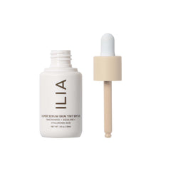 Aplicador de ILIA para dosis precisa del tinte-serum SPF 40.