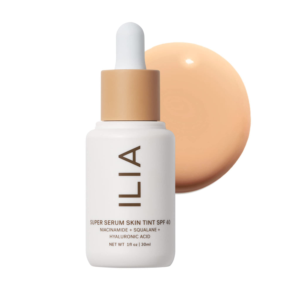 ILIA Super Serum Skin Tint SPF40 en botella, acabado natural para uso diario.