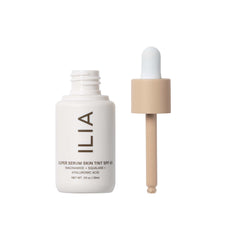 ILIA Super Serum Skin Tint aplicándose suavemente para tono uniforme.