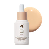ILIA Super Serum Skin Tint en botella muestra tono ligero e hidratación.