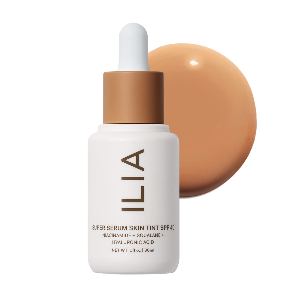 ILIA Super Serum Skin Tint SPF40, botella en primer plano con protección diaria.