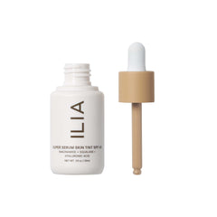 ILIA Super Serum Skin Tint SPF40, textura ligera para cobertura suave y uniforme.