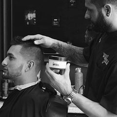 Aplicación suave de Imperial Barber Classic Pomade para un look definido