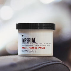 Textura natural de Imperial Barber Pomada Mate para volumen y definición suave.
