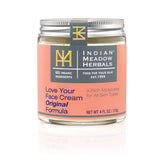 Love Your Face Cream de Indian Meadow Herbals muestra textura cremosa y piel nutrida.