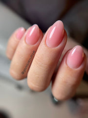 IN.HYPE Gel escultor rosa natural, curado en 60 segundos para manicura rápida.