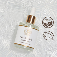 INNERSENSE I Create Shine Serum: aceites de macadamia y arándano protegen del encrespamiento.