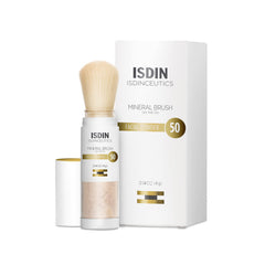ISDIN Mineral Brush Powder en acción con aplicación circular para cobertura suave