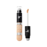 Corrector IT Cosmetics para manchas oscuras con aplicador dual para cobertura precisa.