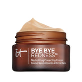 It Cosmetics Bye Bye Redness, botella cercana muestra el empaque compacto y tono neutral.