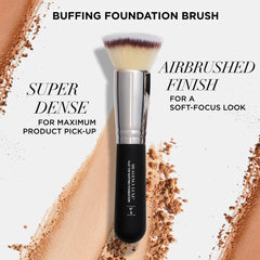Pincel IT Cosmetics para base en crema, cabeza plana que facilita difuminar poros.