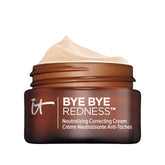 It Cosmetics Bye Bye Redness en botella porcelana-beige para corrección suave y hidratación.