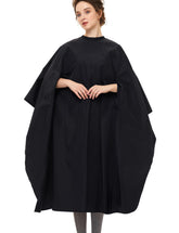 Capa Izzycka con aberturas de brazos para cortes limpios.