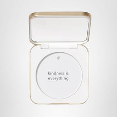 Jane Iredale compacto cierre magnético para asegurar el polvo durante viajes.