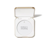 Jane Iredale compacto recargable con carcasa de aluminio para portabilidad y protección del polvo.