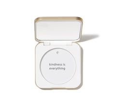 Jane Iredale compacto recargable con carcasa de aluminio para portabilidad y protección del polvo.