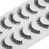Pestañas JIMIRE Demi-wispies en caja de presentación para un look elegante y natural.