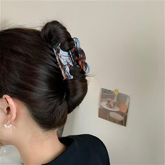 Clip acetato JITUIHOM diseño doble C en carey, combina estilo y color.