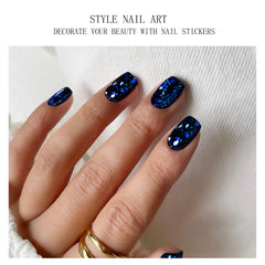 Aplicación fácil de las pegatinas de gel azul oscuro para uñas