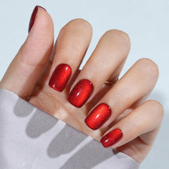 Uñas Jofay Fashion rojas cortas con efecto ojo-gato para un look elegante diario