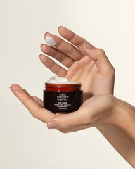 John Masters Organics pasta efecto mate: fijación suave y look natural.