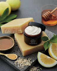 John Masters Organics pasta textura: aporta brillo suave y volumen.