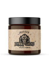 Pomada Johnny Slicks en tarro, enfoque en cabello, favorece un peinado definido