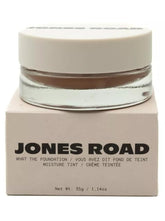 Jones Road What The Foundation en botella-tinte, acabado natural y cobertura ligera.