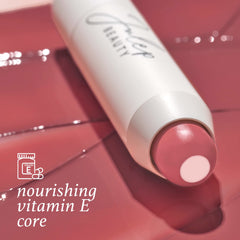 Textura cremosa y acabado brillante en el bálsamo labial Julep.